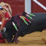 Ferrra muleteando al sexto victorino de la tarde. (FOTO:Antonio Luque/Burladero.com)